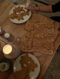 Decorating gingerbread cookies during christmas time. Best friend or date activity. #gingerbread #winteraesthetic #christmascookies #christmasdate #christmasactivities