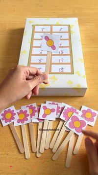 Get these FREE Counting Flowers printables to work on number recognition and counting. 