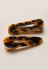 These pretty hair clips are ideal for everyday wear. Features a pack of 2 snap clips in a tortoise shell pattern - they're perfect for securing stylish updos.