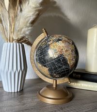 Ce beau globe aux détails clairs s'adapte à n'importe quel endroit de votre maison. En raison de ses détails bien définis, il pourrait également être utilisé dans le bureau ou les salles d'étude. C'est également une idée cadeau parfaite pour tous. Il est temps d'avoir vos vacances de rêve juste devant vous. Dimensions ; Hauteur = 21 cm Longueur = 15 cm Largeur = 11 cm