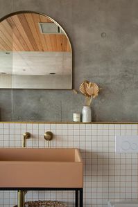 Earthy tones and 70's vibes: Find terracotta bathroom inspo