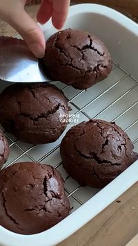 Ingredients •200 g 70%chocolate •40 g unsalted butter •2 eggs •100 g brown sugar •50 g white sugar •95 g flour •1/4 tsp baking powder •1/4 tsp salt baking 170 degrees celsius for 10 minutes #cookie #brownies #newjeans #baking #dessert