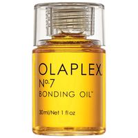 The Olaplex hair serum is an essential product to protect hair from heat and styling damage. Its formula helps strengthen, soften, and protect the hair, highlighting the importance of caring for hair health.