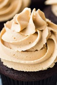 Incredibly sweet and delicious Cookie Butter Frosting flavored with Biscoff cookie spread. You’ll want to put this frosting on EVERYTHING! #cookiebutter #frosting #buttercream