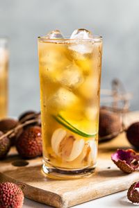 You can prepare this lychee iced tea with just fresh lychee fruits and green tea. It's sweet and refreshing, the perfect cooler to beat the summer heat! lychee fruit tea, lychee iced tea, how to make lychee tea, how to make lychee juice, green tea with lychee