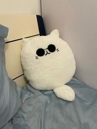 Aviso: Tanto la almohada de peluche de gojo neko como el bolso cruzado solo se enviarán en diciembre. ¡Haga un pedido por separado para los artículos que ya están almacenados!   Almohada de peluche Jujutsu Kaisen Gojo Neko   Dormir con Gojo nunca ha sido tan fácil 👁️👅👁️... Excepto por el hecho de que no estará solo en tu imaginación.   ¡Ahora puedes abrazarlo en su forma de gato con pelaje blanco esponjoso! 🥰   Mide unos 40 cm de alto y 500 gramos de grasa 😝   Puede haber discrepancias con las imágenes, ya que el artículo se apretará durante la entrega, ¡así que simplemente esponjelo! ¡Mira las imágenes para referencia de tamaño!   Para el bolso cruzado: https://byfansforfandoms.com/products/jujutsu-kaisen-gojo-neko-mini-crossbody-bag