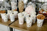 Popcorn in süß und salzig, Salzstangen und Gummibären - Diese Sweet & Salty Bar ist ein TRaum für alle Naschkatzen.  #candybar #hochzeitsdeko #wedding #hochzeitsideen #hochzeitsplanung #wedding #sweetandsalty