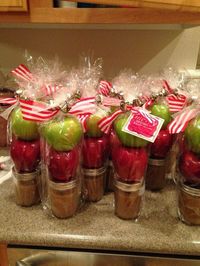 Cute Christmas gift for neighbors and friends! ❤️ homemade caramel in mason jars with apples.