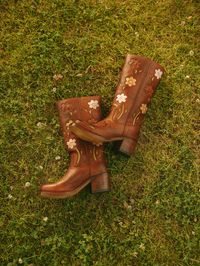 We offer FREE SHIPPING on our website Www.Dandelie.com Follow us on instagram: @dandeliethelabel or find the full collection at our website www.dandelie.com 🌼✨ These flower boots in brown are handcrafted in Spain. These boots are polished with a darker brown on the nose/heel to create extra depth. We love this vintage feel!  Our boots are made of the finest leather, and over time will adjust and mold to fit your feet perfectly. Our boots compliment any style, whether you're a 70s vintage babe,