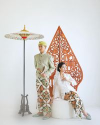 Ide pre-wedding menggunakan baju adat Jawa. Kebaya dan beskap. Pakaian tradisional Indonesia. Indonesia traditional costume. Cr/instagram: didiartca #culture #budaya #busana #batik #attire #clothing #clothes #outfit #asia