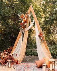 DIY a triangle wedding arch perfect for the fall. Learn how to decorate a triangular wooden arch for a wedding with our super easy step-by-step tutorial.