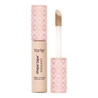 Medium coverage, radiant finish concealer. tarte's shape tape radiant concealer gives featherlight medium coverage for a 'no-makeup-makeup' look that won't hide your freckles or cake your face. Featherlight medium coverage with radiant finish for healthy-looking skin. Photoluminescent complex converts UV light to blue light to neutralize dark circles & brighten for a soft-focus glowy effect. Triple hyaluronic acid blend drenches skin in 24-hr hydration. Undereyes & texture look smoother in seconds. Packed with centella asiatica, vegan collagen & niacinamide to calm redness & give a softer, more even & radiant complexion.