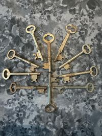 These antique skeleton keys measure approximately 3" tall. Each are a little different. You will receive 1 randomly selected key.