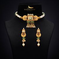 With colorful patterns and intricate workmanship, minimalist accessories with a hint of gold can always add a touch of opulence to your Indian attire.