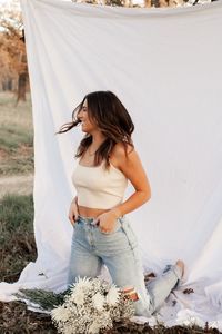 Emily is literally the best model ever! I loved this photoshoot we did with her and her sisters! The flowrrs and sheet with the jeans just looked so great together! One of my favvvv combos of all time 🤍