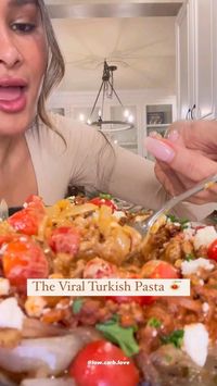 TRYING THE VIRAL TURKISH PASTA (with my low carb hack!)🤩🍝  How many of you have actually tried this already?   All you need is: Ground beef Onion Garlic Paprika Butter Cumin Salt/pepper Tomato paste @kettleandfire bone broth (discount code: lowcarblove) Onion Greek yogurt Lemon Cherry tomatoes Feta cheese Parsley  That’s it… I’m telling you guys this is so worth trying!! 🙌🏼🥰