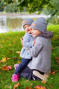 Sisters Fall and Spring look in grey. Wool beanies for kids. Outdoor look for girls with a beanie.