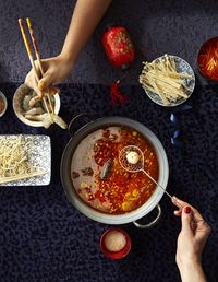 Met z'n allen rondom de hotpot ofwel de Chinese fondue gevuld met bouillon en allerlei spannende ingrediënten. Dat is precies waar jouw vrienden op zitten te wachten!