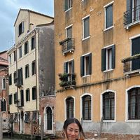 CHRISTINE LE on Instagram: "Buongiorno Venice 🛶 entire outfit is vintage! I think I’ve mastered the art of thrifting 🤭"