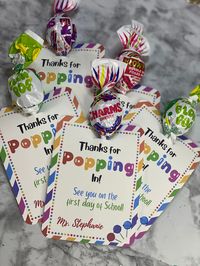 These Open House Treats are perfect for any teacher to have for their students.  These will come with a design and a Sucker.  They will arrive assembled and ready to place on your students desks. They are avaliable in the quantities: 1 10 20 30 40 50 If you would like another quantity, message me for a price quote.  Message me on Etsy or email me at stuffbysteph.info@gmail.com For more options please check out my website at www.Stuffbystephcreations.com Disclaimer: Pricing will vary due to selli