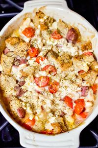 This sausage and beans bake dish is definitely part of the category The Best Comforting Dish of All Times and it is a winner in my book. The combination of beans with sausages, cherry tomatoes, crusty bread and garlic makes this dish perfect for the cold season.