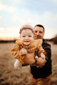 #familyphotos #familyphotography #stylingforfamilyphotos #maternityphotos #outdoorfamilyphotos #photographytips #styleguideforfamilyphotos #whattowear #styleandselect #photoshootoutfit 