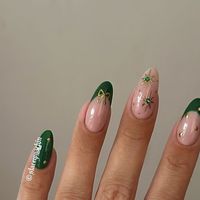 Stacey Machin Nail Artist 🐚 on Instagram: "Green Christmas nails 🌲🌲"