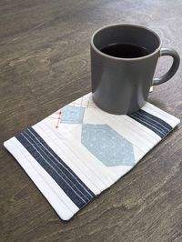 Father’s Day is around the corner and if you are looking for ideas for dad, then this mug rug is the ideal gift! Find the step-by-step tutorial on the blog at weallsew.com.