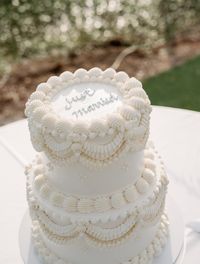 LILA is a bespoke cake shop in Southern California that specializes in contemporary floral wedding cakes and cupcakes.