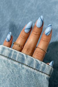 O esmalte azul é uma cor que transita entre a tranquilidade, estabilidade e sofisticação. Se você quer aliar estilo e elegancia confira modelos e desenhos com a cor para diferentes situações.