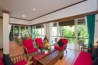 Cosy living and dining room with homely wicker furniture