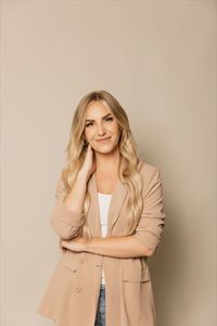 Simple in-studio headshot poses for the modern professional businesswoman. Traditional headshots don't have to be boring. There's lots of poses for headshot sessions that can spice up the usual headshots and make them more fun and casual! 