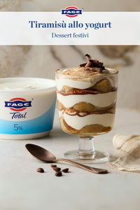 Tiramisù allo yogurt con il nostro yogurt FAGE Total 5%, i tradizionali savoiardi imbevuti nel caffè e una spolverata di cacao 🍫 un dessert al bicchiere troppo cremoso 🥄❤️