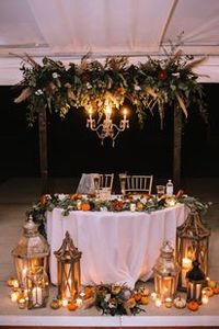 Holly Hanna Floral - This sweetheart table is giving me ALLLL the dreamy, magical fall vibes!! 🍂🎃 The way the lanterns mix with the oranges of the pumpkins and the greenery is just  PERFECT. 😍  I feel like the autumn season always feels so cozy and a crisp...the perfect weather to cuddle up with a cup of coffee and a book. Or, the perfect weather for a dreamy fall wedding like this one!! What is your favorite part about the autumn season?  📸: @kaitlynpowellphotography | Facebook