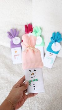 JOCELYN on Instagram: "DIY CANDY BAR SNOWMANS ☃️ Such a fun classmate treat for the holidays! With our favourite chocolate bars (nut free, of course) and some white letter paper, draw on a little snowman face and add gloves as hat to make the cutest snowman. You can get all items at your Dollarama/DollarTree To buy gloves in bulk (I needed 20) it was cheaper on Amazon for a pack of 12. I’ll link in stories again! ☃️SAVE POST TO MAKE LATER ☃️ . . . . . . - #christmas #christmasfinds #dollartree #dollartreefinds #diy #christmasdiy #explore #fyp #diyreel #diychristmasdecor #dollartreehacks #dollartreechristmas #dollartreechristmasdecor #christmas2023 #diycrafts #diydecor #dollartreeaddict #dollarama #dollaramadoesitagain #dollaramachristmasfinds"