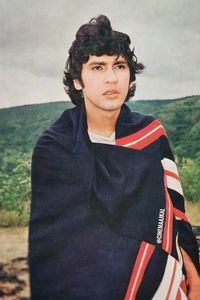 Happy B'day #KumarGaurav 🍰 1980s heartthrob, Kumar Gaurav rose to overnight fame after starring in the 1981 film #LoveStory ♥️. Paired opposite actress Vijayta Pandit, Kumar with his boyish charm and adorable expressions, soon became a fan favourite among many. #Cinemaajkal