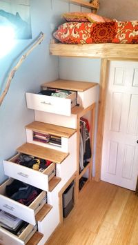 Kleine Häuser, schmale Zimmer: Da müssen clevere Aufbewahrungsideen her! So wie diese Treppe, die gleichzeitig ein Kleiderschrank ist :)