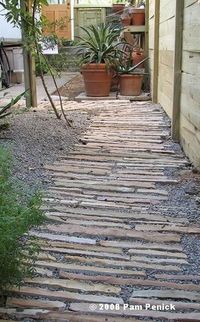 Une allée de jardin rustique en pierre et gravier