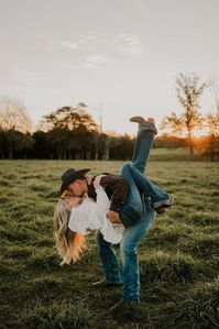 I recently got lost in a Pinterest rabbit hole and found the most adorable country couple photoshoot ideas. Can’t wait to share these charming and rustic snapshots with you!