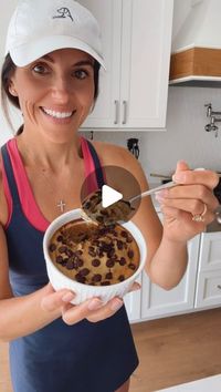 Lindsay Keosayian on Instagram: "VIRAL COOKIE BAKED OATMEAL 🍪

Literally tastes like cake, even though there’s no dairy, gluten or refined sugar. It’s also a single serving so no need to share 😉 IB: @callascleaneats 

You’ll need:
½ cup rolled oats (I used gluten-free)
½ banana (the riper the better since this is used to add sweetness)
1 egg
¼ cup milk of choice
pinch of sea salt
¼ tsp baking soda
dark chocolate chips
optional: 1-2 tsp raw honey or pure maple syrup

1. Blend all your ingredients (except chocolate chips) until well combined.
2. Pour mixture into a greased ramekin or oven-safe dish.
3. Add dark chocolate chips on top.
4. Bake at 350F for 20 minutes or until a toothpick comes out clean.

Enjoy! 💕
.
.
.
.
#bakedoatsrecipe #bakedoatmeal #healthysweets #healthysweetsnack #mug