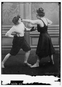 vintage everyday: Old Photos of Women Boxing