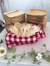 Bamboo plates and utensils http://www.ecobioshopping.it/it/18-piatti-foglia-di-palma