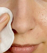 Hydrogen peroxide is the universal go-to ingredient when it comes to skincare. Read this article to how to use hydrogen peroxide to remove blackheads safely.