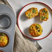 Baked Broccoli-Cheddar Quinoa Bites