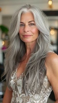 More and more women are embracing their natural gray hair and experimenting with stunning long hairstyles that showcase their silver strands. Whether you’re transitioning to gray hair, have fully embraced your silver strands, or simply