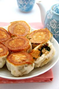 Made some pan-fried buns that I longed for before my holiday. It is one of the popular buns in China and Taiwan but not so common in Malays...