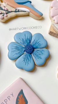 hartworkcookieco on Instagram: 🌸If you’re just entering into the cookie world, wet-on-wet designs are such a fun way to get creative. This flower looks way more difficult…