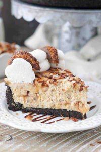 his No-Bake Samoa Cheesecake is a fluffy caramel cheesecake filling packed with toasted coconut, shortbread cookies and a caramel and chocolate swirl. Don\'t forgot to top it off with your favorite Samoa girl scout cookie!