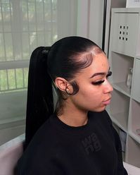 Check out these 37 trending beautiful high ponytail hairstyles that are guaranteed to rock your world. Elevate your hair game with these styles now. Click the article link for more photos and inspiration like this // Photo Credit: Instagram @theponywizard // #besthairstyles #hair #hairinspiration #hairinspo #hairstyles #halfponytail #highponytail #latesthairstyles