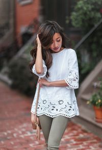 white linen tunic + olive jeans summer outfit // dark brown balayage hair highlights